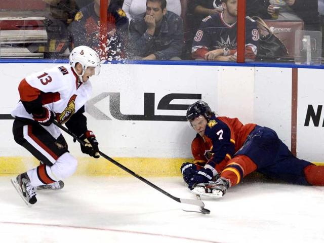Ottawa Senators' Peter Regin (L) controls the puck next to Florida Panthers' Dmitry Kulikov (R) during the third period of their NHL hockey game in Sunrise, Florida. Reuters photo