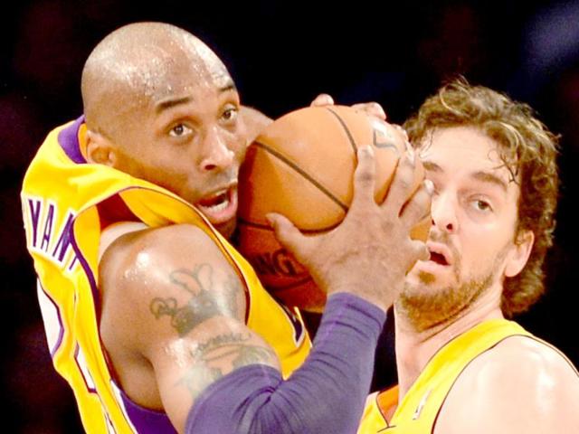 Kobe Bryant (L) of the Los Angeles Lakers hauls in a rebound before teammate Pau Gasol (R) against the New Orleans Hornets during their NBA game at Staples Center in Los Angeles, California. AFP PHOTO