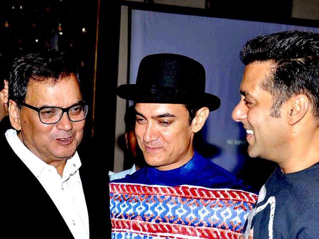 Bollywood actor Salman Khan (L) and Aamir Khan (C) attended Bollywood film director and producer Subhash Ghai's (L) birthday celebrations in Mumbai on January 28, 2013. (AFP PHOTO)