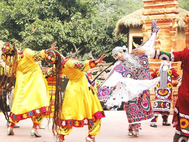 Folk artistes from Kazakhstan perform at the inauguration of the 27th Surajkund International Crafts Mela at Surajkund in Haryana. UNI