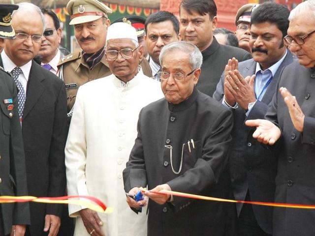Presiedent Pranab Mukherjee cutting the ribbion to inaugurate 27th Surajkund International Crafts Mela at Surajkund in Haryana. UNI