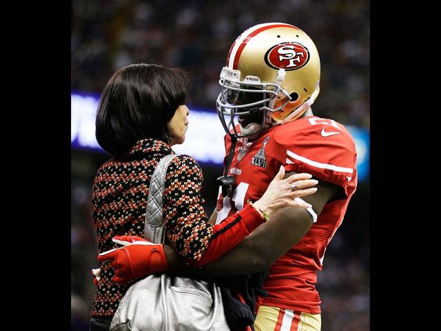 San Francisco 49ers co-chair Denise York, left, talks to running back Frank Gore, right, before the NFL Super Bowl XLVII football game against the Baltimore Ravens,in New Orleans. (AP Photo)
