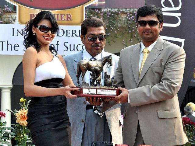 Sherlyn Chopra adds glamour quotient to Dr Vijay Mallya’s McDowell Signature Premier Indian Derby at the Mahalaxmi Race Course in Mumbai. Sherlyn also handed over the trophy to the winning jockey and trainer.