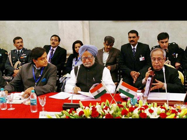 President Pranab Mukherjee, Prime Minister Manmohan Singh and MoS for HRD Shashi Tharoor are seen during the conference of vice chancellors in New Delhi. PTI/Shahbaz Khan