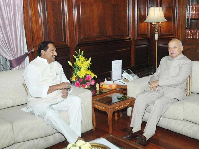 Andhra Pradesh chief minister N Kiran Kumar Reddy speaks with Union home minister Sushil Kumar Shinde in New Delhi. UNI