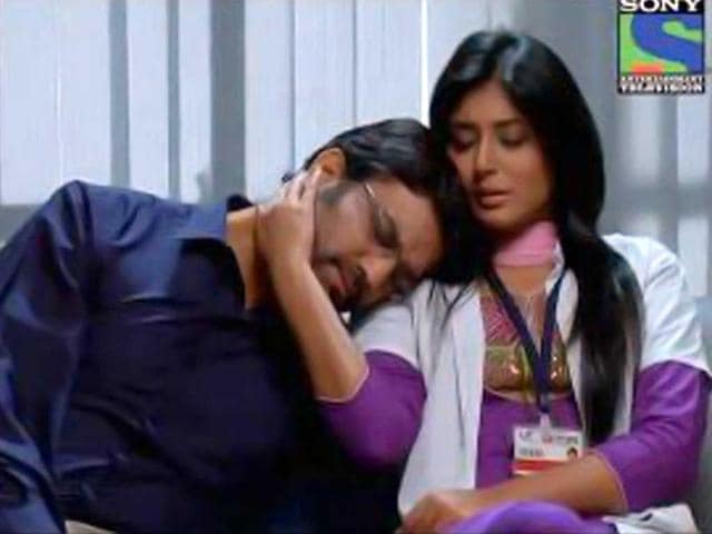Kuch To Log Kahenge has shown some intimate scenes between the protagnoists Dr Nidhi (Kritika Verma) and Dr Ashutosh (Sharad Kelkar). It is a story of two people from different age groups attracted to each other. The show relates their journey together.