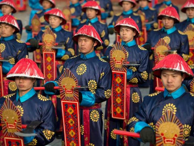 Performers take part in a traditional Qing Dynasty ceremony in which emperors prayed for good fortune, during the opening of an annual fair at the Temple of Earth park in Beijing, a day before the Lunar New Year. (AFP Photo)