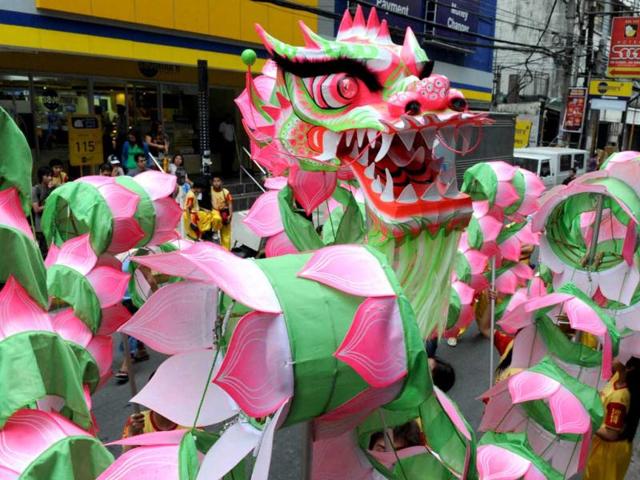 Performers take part in a dragon dance on the eve of the Chinese Lunar New Year of the Snake, in China town in Manila. (AFP Photo)