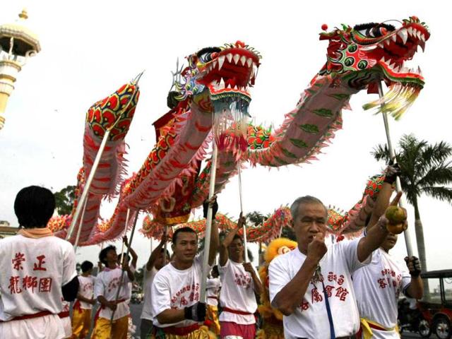 Ethnic Cambodian Chinese community people perform a dragon dance in front of the Royal Palace ahead of Lunar New Year, in Phnom Penh, Cambodia. (AP Photo)