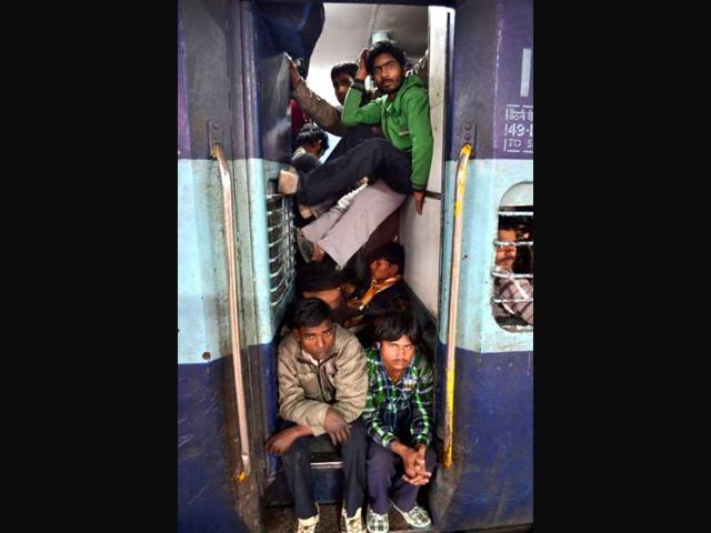 Devotees boarding a train from Allahabad railway station, the site of the stampede, during the Maha Kumbh Mela. (HT Photo)