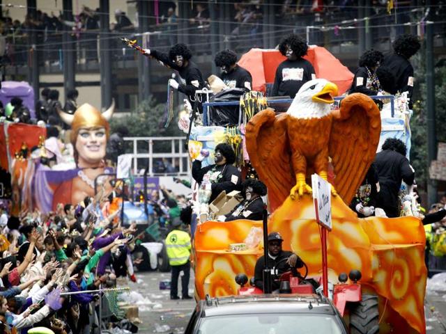 Riders in the Krewe of Zulu parade toss beads to the crowd below on St. Charles Avenue in New Orleans on Mardi Gras Day. AFP photo