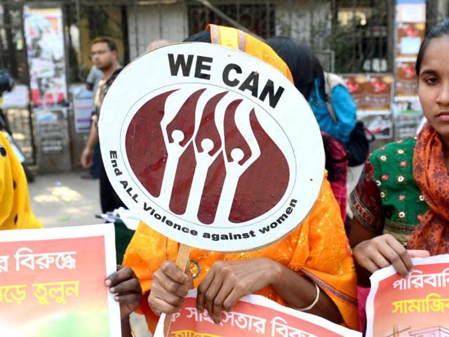 Bangladeshi women form a human chain as they participate in a One Billion Rising rally in Dhaka. (AFP Photo)