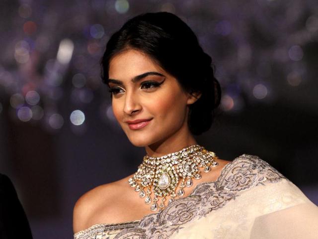 Sonam Kapoor wore a cream sari with silver embroidery matching with the diamond neckpiece at India's first Gem and Jewellery Fair. (Photo by Arijit Sen/Hindustan Times)