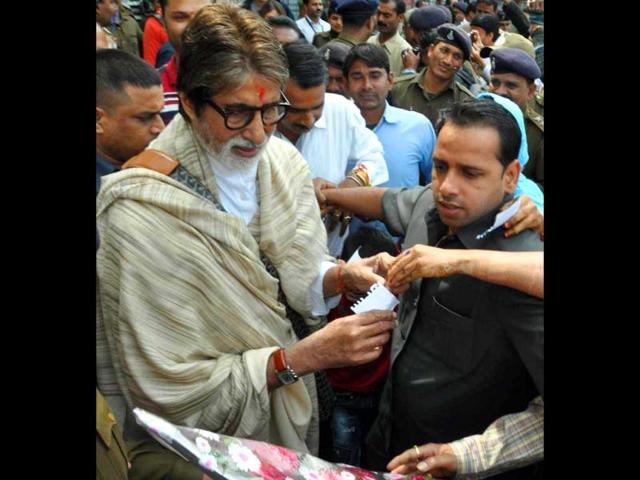 Amitabh Bachchan signs autographs in Bhopal on the sets of Prakash Jha's upcoming film Satyagraha.