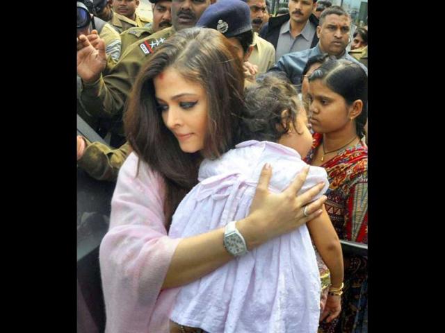 Aishwarya Bachchan looked simply beautiful as she carried baby Aaradhya happily perched up.