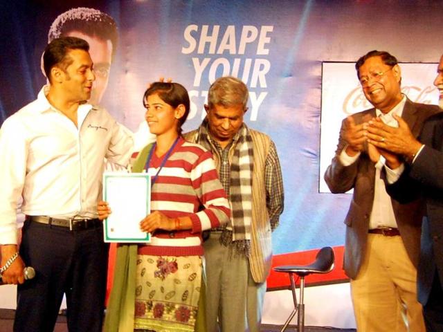 Bollywood actor Salman Khan in Noida to distribute certificates to students who passed from Career Development Centre on February 15, 2012. (Photo HT)