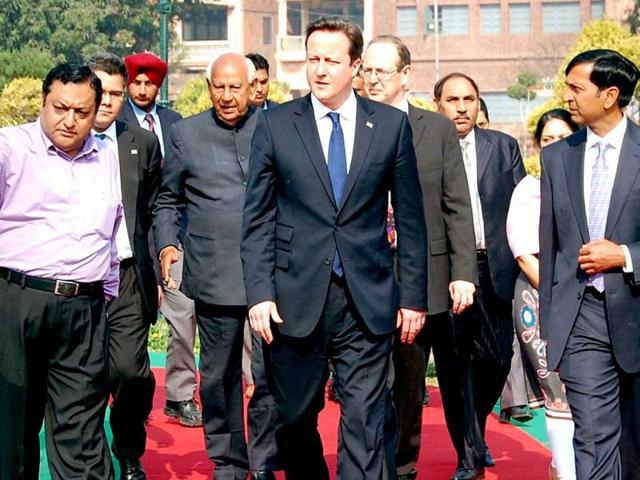 British Prime Minister David Cameron (c) arrives to lay a wreath in tribute to the Jallianwala Bagh martyrs at the memorial in Amritsar. AFP photo