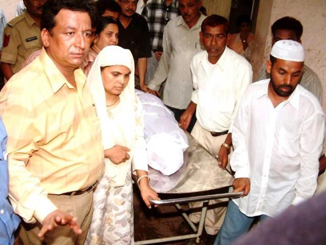 Shamima Kausar along with other relatives collect the body of her daughter Ishrat Jahan from Civil Hospital in Ahmedabad. CBI arrested IPS officer GL Singhal in connection with the fake encounter case. AFP/Sam Panthaky/Files