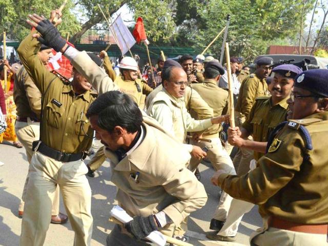Police lathicharge CPI activists after they broke the security cordon near Bihar assembly on last day of nationwide trade union strike in Patna. UNI