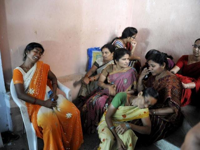 Sukka Sujatha (L), the wife of Sukka Venkateshwarlu, reacts as his body after he was killed in the twin bomb blast in Hyderabad. AFP