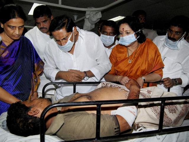 Andhra Pradesh chief minister N Kiran Kumar Reddy visits the injured victims of bomb blasts in Hyderabad. (PTI Photo)