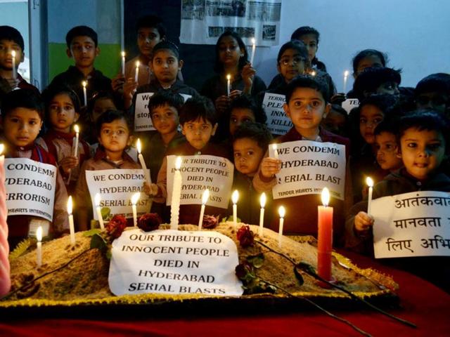 School children in Patna light candles in homage to those who died in the Hyderabad blasts. (UNI Photo)