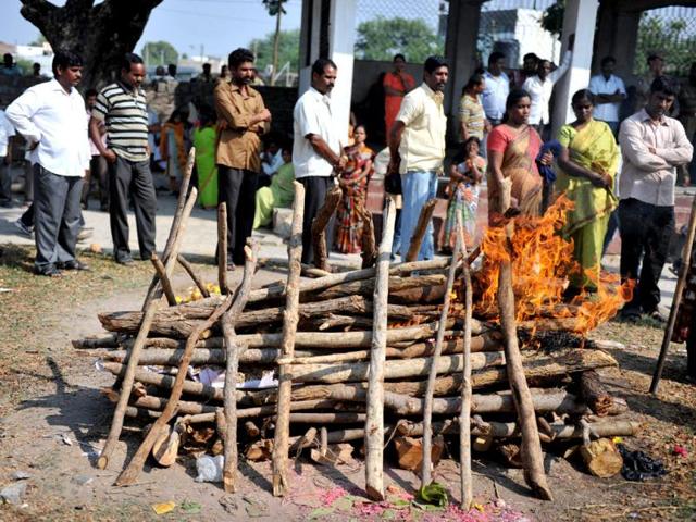 Relatives and family members grieve as Swapna Reddy's last rites are performed who died at her residence in the Hyderabad bomb blasts. (AFP Photo)
