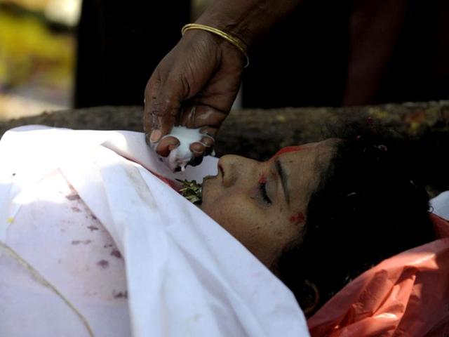 Relatives and family members perform Swapna Reddy's last rites who died at her residence in the Hyderabad blasts. (AFP Photo)
