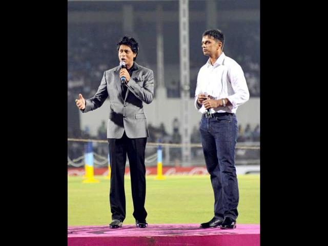 Shah Rukh Khan (L) and former Indian cricketer Rahul Dravid launch the grand opening ceremony of the Toyota University Cricket Championship (TUCC) first match of the season in Mumbai on February 23, 2013. (AFP PHOTO)