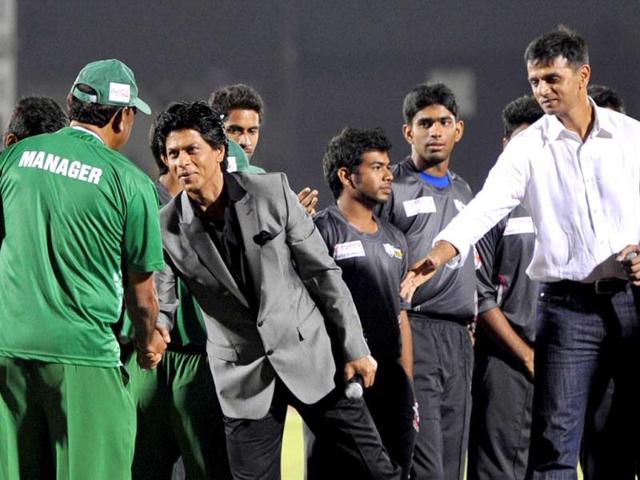 Bollywood actor Shah Rukh Khan (2L) and former cricketer Rahul Dravid meet the teams during the grand opening ceremony of TUCC. Both SRK and Dravid were in the stadium to watch the first match of the season in Mumbai on February 23, 2013. (AFP PHOTO)