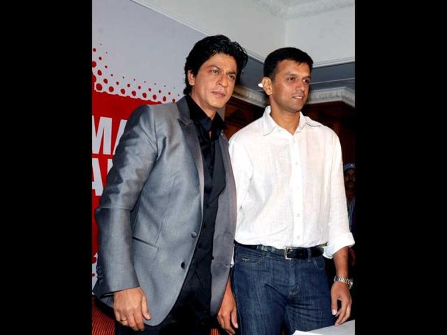 Shah Rukh Khan and former cricketer Rahul Dravid attend a press conference on the occasion of first match of the season for the Toyota University Cricket Championship (TUCC) in Mumbai on February 23, 2013. (AFP PHOTO)