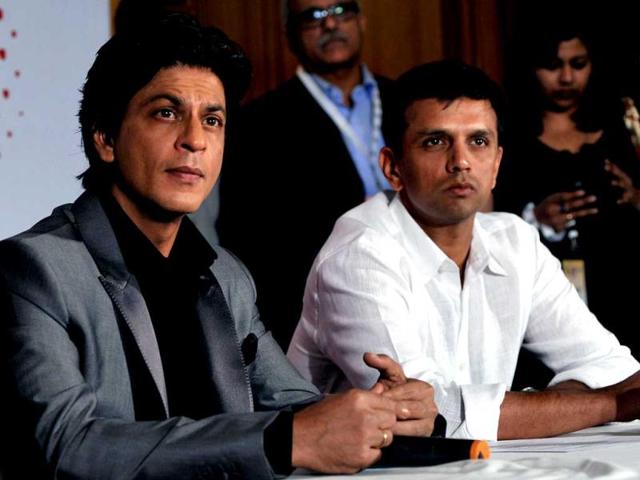 Bollywood film actor Shah Rukh Khan and former cricketer Rahul Dravid attend a Toyota University Cricket Championship press conference in Mumbai on February 23, 2013.(AFP PHOTO)