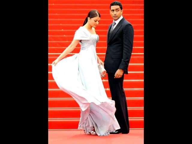 Aishwarya Rai adjusts her gown as hubby Abhishek Bachchan waits patiently at the screening of the movie Chun Feng Chen Zui De Ye Wan (Spring Fever) in competition at the 62nd Cannes Film Festival on May 14, 2009. AFP Photo