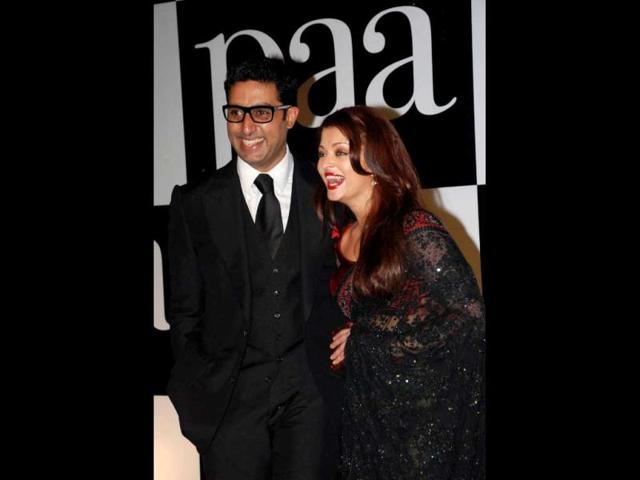 Aishwarya Rai Bachchan (R) and her husband Abhishek Bachchan pose at the premiere of the Bollywood Hindi film Paa in Mumbai late December 3, 2009. AFP Photo
