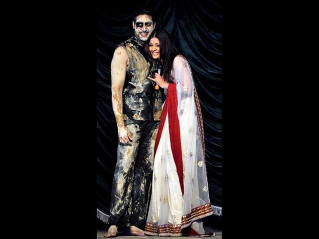 Bollywood actors Abhishek Bachchan and Aishwarya Rai Bachchan perform at the unveiling ceremony for Hindi movie Raavan directed and produced by Mani Ratnam in Mumbai on April 24, 2010. AFP Photo