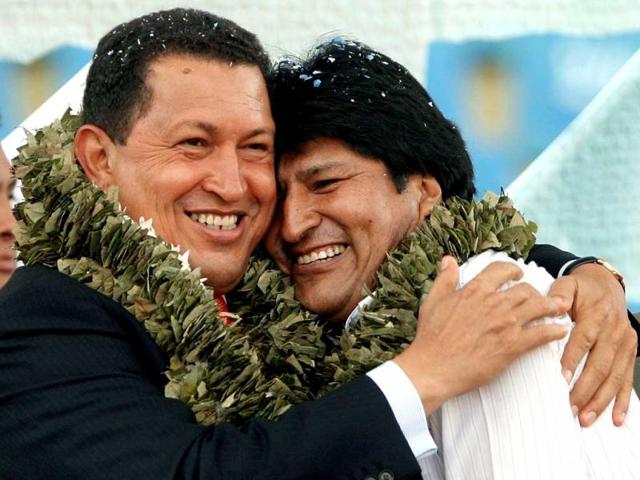 Venezuelan President Hugo Chavez (L) huging Bolivian President Evo Morales, during the closing ceremony of the Social Summit of the People, in the sidelines of the II South American Community Summit, in Cochabamba 09 December 2006. (AFP)