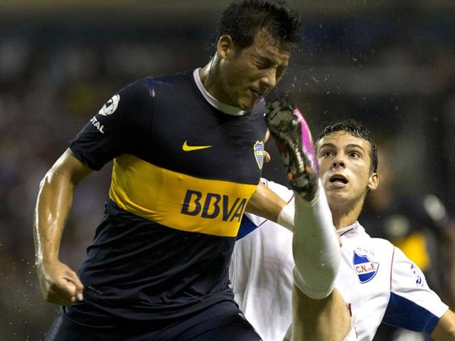 Gonzalo Bueno Argentina's Boca Juniors' Claudio Perez, left, fights for the ball with Uruguay's Nacional's Gonzalo Bueno during a Copa Libertadores soccer match in Buenos Aires, Argentina. (AP)