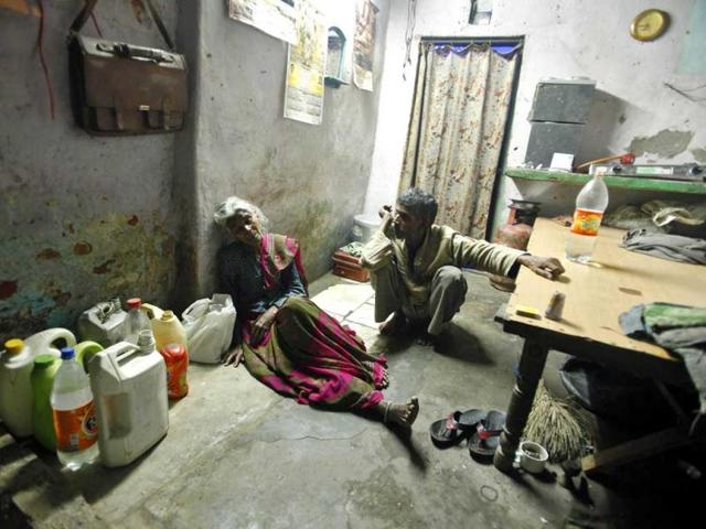 Mange Lal Singh (L) and Ram Bai (R), father and mother of Ram Singh, the driver of the bus in which a young woman was gangraped and fatally injured on December 16, inside their house at Ravi Das camp in New Delhi. (Reuters)