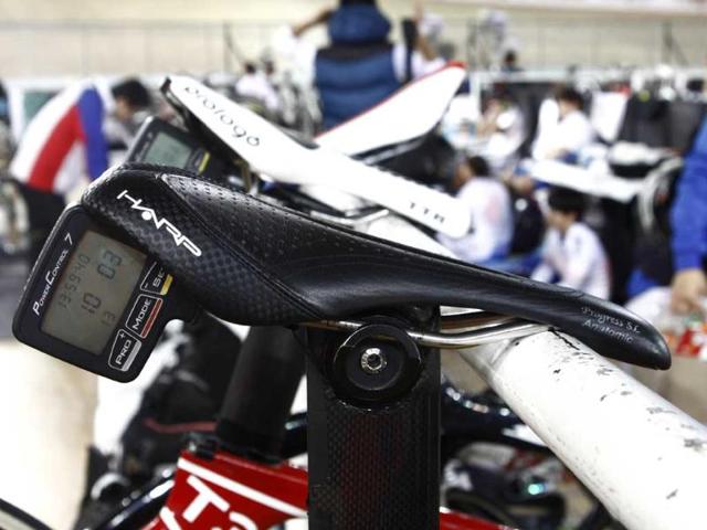 Participants compete in the 20kms points race event at IG Cycling Velodrome in New Delhi. HT/Vipin Kumar