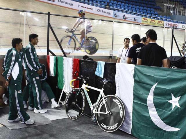 Participants compete in the 20kms points race event at IG Cycling Velodrome in New Delhi. HT/Vipin Kumar