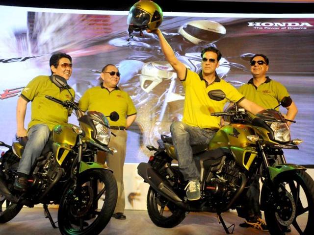 Actor Akshay Kumar waves to the audience during the event. (Photo by Parveen Kumar/Hindustan Times)