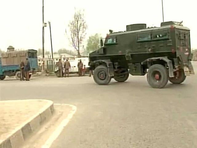 Bomb disposal vehicle arrives in Bemina school. Militants fired from buildings at the CRPF camp. Picture courtesy: ANI