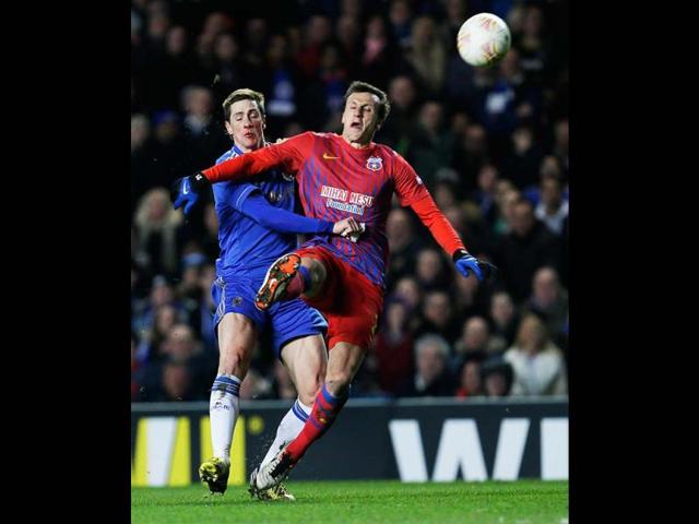 Chelsea's Fernando Torres, left, is blocked from the ball by Steaua Bucharest's Lukasz Szukata during the Europa League, round of 16, second leg soccer match between Chelsea and Steaua Bucharest at Chelsea's Stamford Bridge stadium in London. (AP Photo)