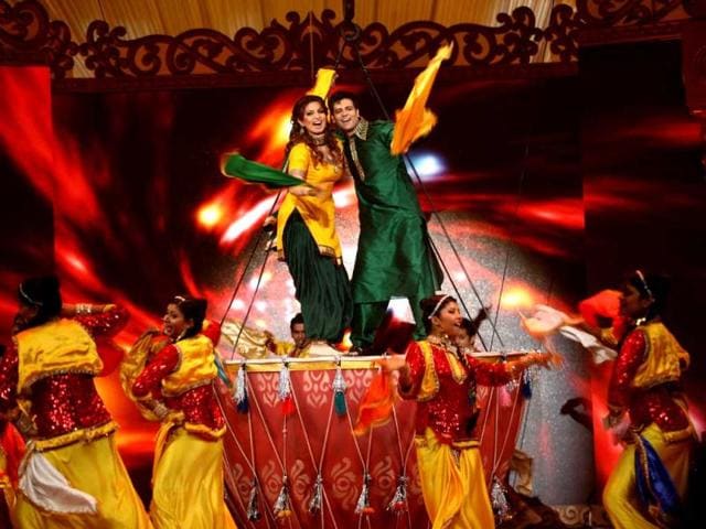 SAB-TV-organised-Holi-celebrations-this-week-Various-TV-actors-were-present-at-the-event-and-several-of-them-performed-their-acts-of-dance-and-comedy-as-well-Shama-Sikander-and-Karan-Godwani-perform-a-punjabi-dance-on-SAB-TV-s-SAB-Ki-Holi-event-Take-a-look-at-the-colourful-pictures