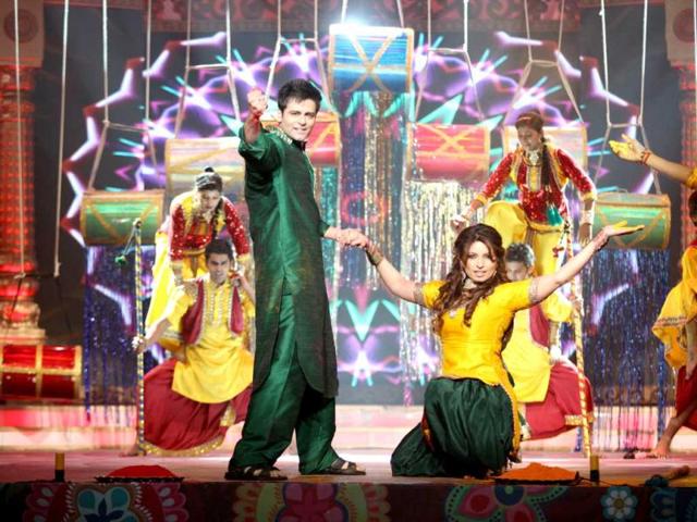 Karan-Godwani-and-Shama-Sikander-perform-the-Punjabu-Act-at-SAB-TV-s-SAB-Ki-Holi