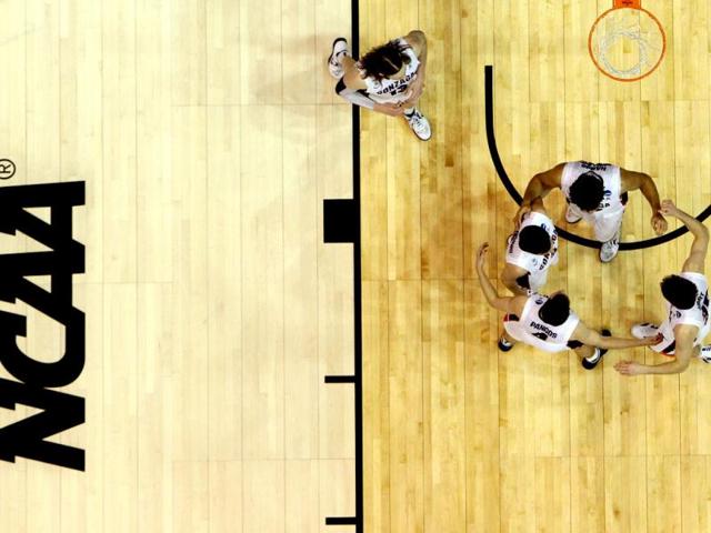 Kelly Olynyk of the Gonzaga Bulldogs walks to the huddle with his teammates against the Wichita State Shockers during the third round of the 2013 Men's NCAA Basketball Tournament at EnergySolutions Arena in Salt Lake City, Utah. AFP photo