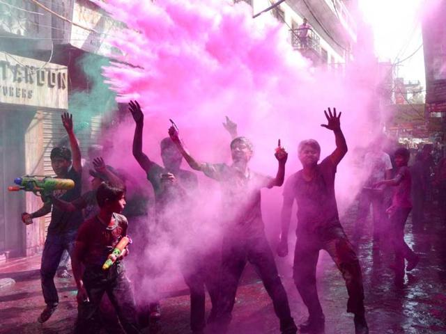 People enjoying the Holi festival at Chowk area, in Lucknow. HT/Deepak Gupta