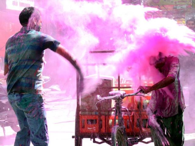 People enjoying the festival of Holi at Chowk area, in Lucknow. HT/Deepak Gupta