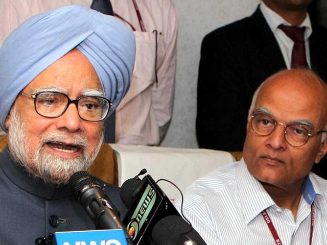Prime-Minister-Manmohan-Singh-addressing-an-onboard-press-conference-during-his-return-journey-after-concluding-the-fifth-BRICS-Summit-in-Durban-South-Africa-in-the-VVIP-flight-NSA-Shiv-Shanker-Menon-is-also-seen-PTI-Photo