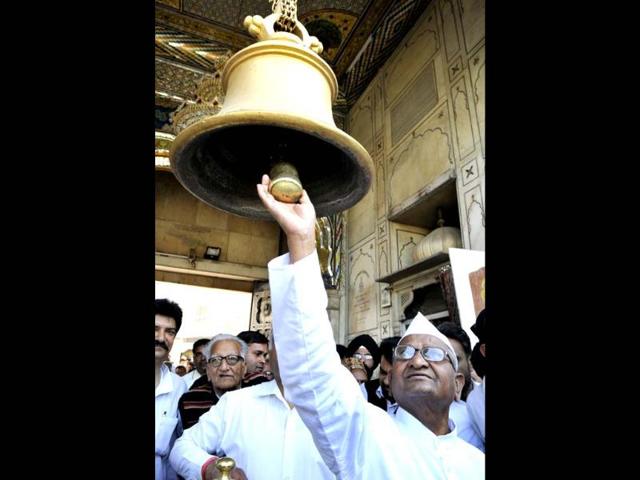 Social activist Anna Hazare enters the Durgiana Mandir along with former Army chief Gen VK Singh (Retd.) on his first day of Jantantra Yatra in Amritsar. HT photo